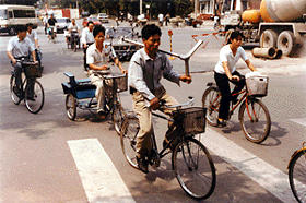 Rowerzyści na chińskiej ulicy - fot. Jakub Ostałowski (21 KB)