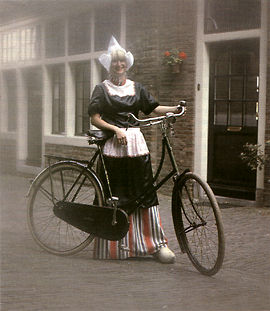Pani w stroju tradycyjnym z rowerem (21 KB)