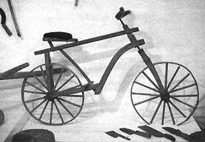 Drewniany rower pasterski w muzeum w Szczawnicy - fot. Andrzej Wiśniewski (16 KB)