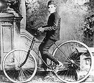 Młody Johnny Dunlop na rowerze z miękkimi oponkami (26 KB)