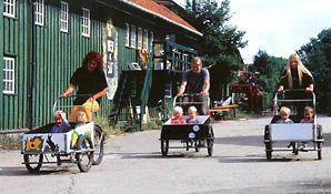 Rowery z wózkami dla dzieci z przodu, Christiania 1991 - fot. Chris Davies/Network/EK Pictures (19 KB)