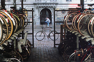 Piętrowy parking na rowery - fot. Adam Golec (27 KB)