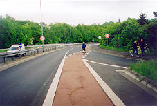 Droga wlotowa do Marburga - widoczny pas ścieżki rowerowej (9 KB)