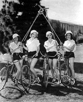Damska drużyna rowerowego polo przed zawodami - Hollywood 1932 (28 KB)