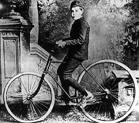 Młody Dunlop na rowerze - fot. Keystone Collection (26 KB)