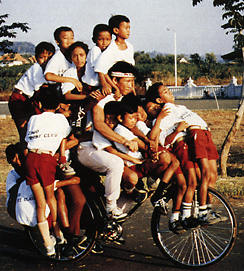 19 chłopa na jednym rowerze (28 KB)