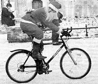 Św. Mikołaj podający na rowerze (39 KB)