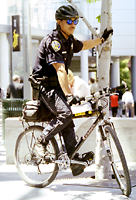 Policjant na rowerku (9 KB)