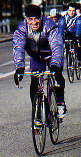 Jean-Paul Belmondo na rowerze - fot. Stills (21 KB)