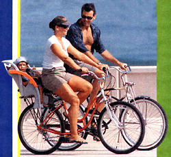 Pierce Brosnan z żoną i dzieckiem na rowerze (22 KB)