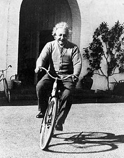 Einstein kręci kółko na rowerze (23 KB)