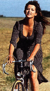 Sophie Marceau na rowerze - fot. East News (20 KB)