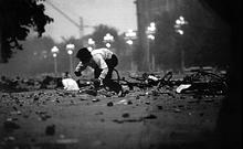 Ucieczka przed ostrzałem, plac Tiananmen - fot. J. Langevin/Sygma/Free (6 KB)